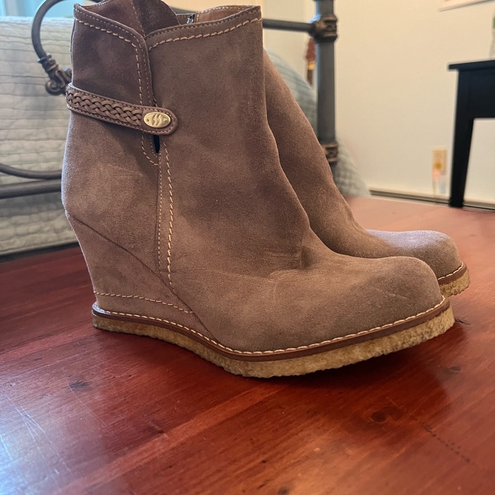 Elegant Brown Suede Wedge Boots